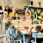 Ajuntaments catalans envien prop de 100.000 euros a Polònia per atendre les víctimes més vulnerables de la guerra Mares i nens ucraïnesos, refugiats a Cracòvia, durant una activitat organitzada per l’entitat Zustrick, que té el suport del Fons Català de Cooperació - Imatge de Jordi Pujolar/ACN