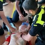 La Policia Local reanima una veïna de l’Estartit que havia patit aturada cardiorespiratòria Imatge d’un dels cursos de primers auxilis i d’ús del desfibril·lador que s’imparteixen a la Policia Local de Torroella de Montgrí - via Ajuntament de Torroella de Montgrí