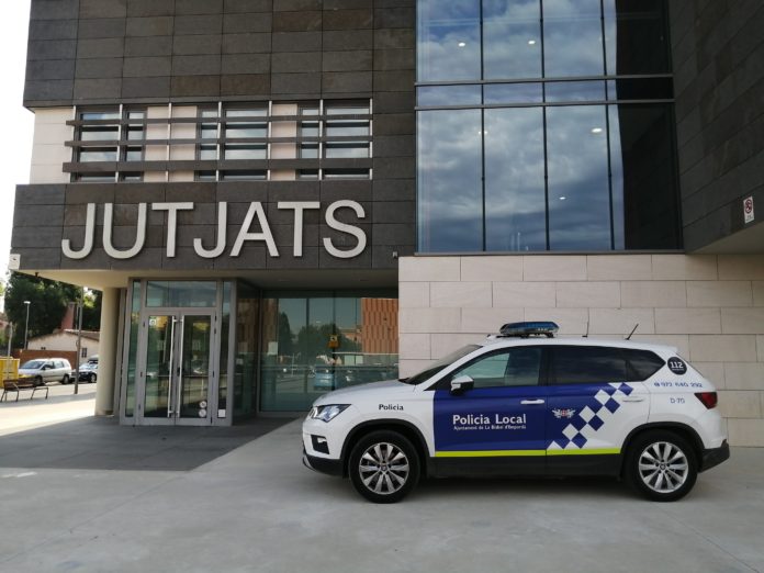 Un cotxe patrulla de la policia local de la Bisbal d'Empordà davant dels Jutjats (imatge de la Policia Local)
