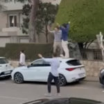 Denunciats els joves enfilats en uns cotxes a Calella de Palafrugell Uns joves enfilats dalt d'uns vehicles a Palafrugell - Captura d'un vídeo