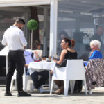 L’atur a les comarques gironines segueix a la baixa amb 1.756 persones menys per la temporada turística Un cambrer pren nota en una de les taules de la terrassa situada al passeig marítim de Platja d'Aro Data de publicació: dijous 14 d’abril del 2022, 07:00 Localització: Platja d'Aro Autor: Aleix Freixas