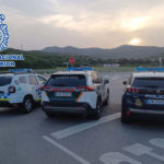 Obren sis expedients per infringir la normativa d’estrangeria a Platja d’Aro i Llançà Un cotxe de la Policia Nacional, un de la Guàrdia Civil i una de la Policia Local de Llançà abans d'un operatiu policial - Imatge cedida a l'ACN per la Policia Nacional