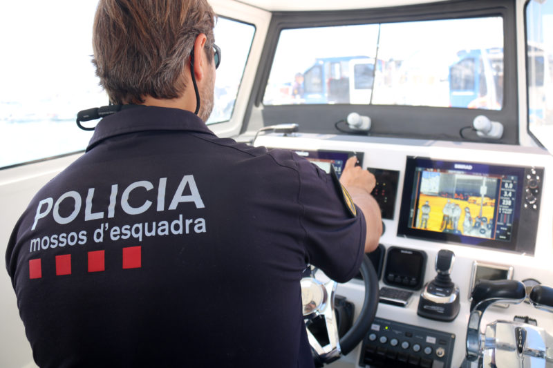 Un agent de la Unitat de Policia Marítima dels Mossos a bord d'una embarcació del cos en un exercici pràctic del cos - Albert Segura/ACN