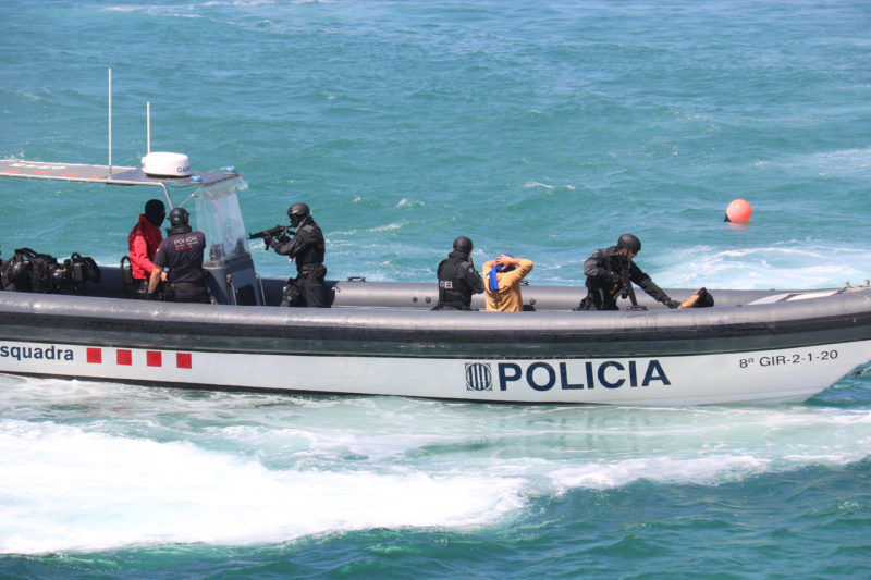 Agents dels Mossos simulen l'assalt a una narcollanxa durant la presentació de la consolidació de la Unitat de Policia Marítima del cos - Albert Segura/ACN
