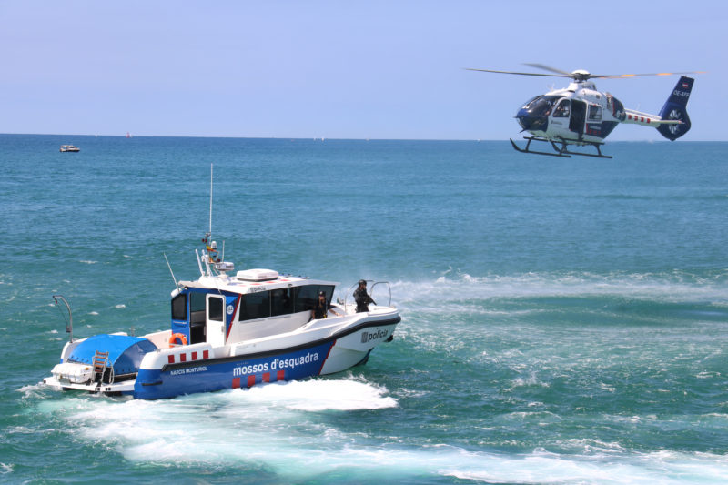 L'embarcació Narcís Monturiol i un helicòpter dels Mossos durant la presentació de la consolidació de la Unitat de Policia Marítima del cos - Albert Segura/ACN