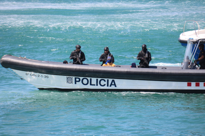 Simulació de retenció de presumptes narcotraficants durant la presentació de la consolidació de la Unitat de Policia Marítima dels Mossos - Albert Segura/ACN