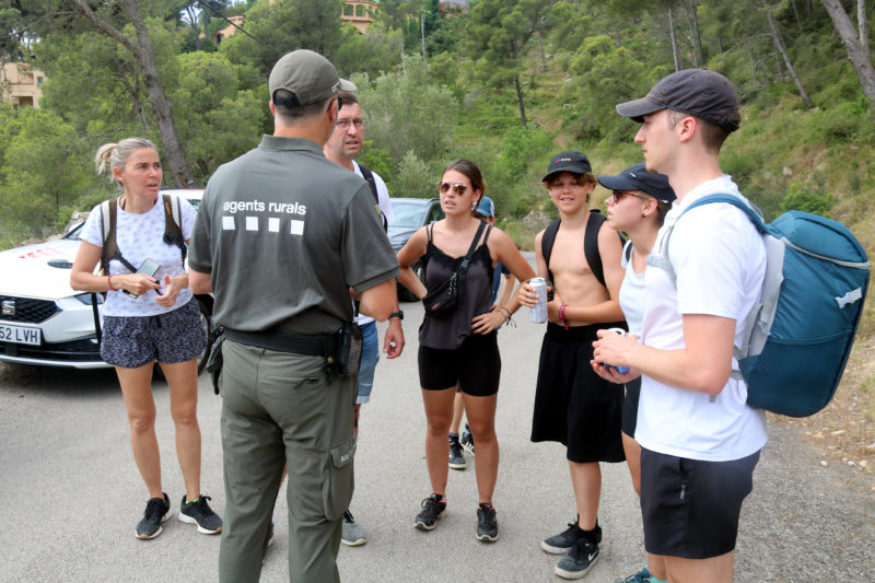 Un agent rural informant un grup d&#039;excursionistes que no es pot entrar al parc natural del Montgrí arran de l&#039;elevat risc d&#039;incendi i l&#039;activació del nivell 3 del Pla Alfa Data de publicació: dijous 07 de juliol del 2022, 13:08 Localització: L&#039;Estartit Autor: Xavier Pi