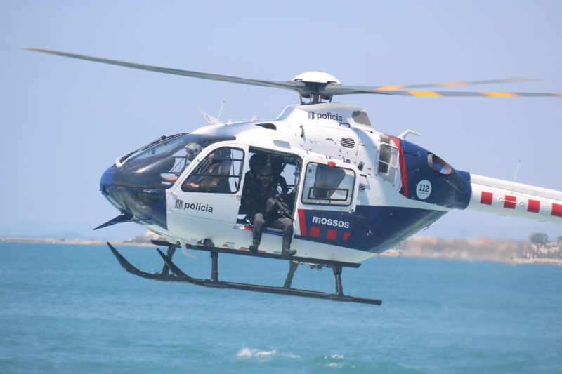 Un helicòpter dels Mossos d'Esquadra durant la presentació de la consolidació de la Unitat de Policia Marítima dels Mossos - Albert Segura/ACN
