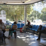 Una veïna desallotjada per l’incendi de Castell d’Aro: “De moment estic tranquil·la” Un grup de veïns de la urbanització Les Teules refugiats al pavelló de Santa Cristina d'Aro - Ariadna Reche