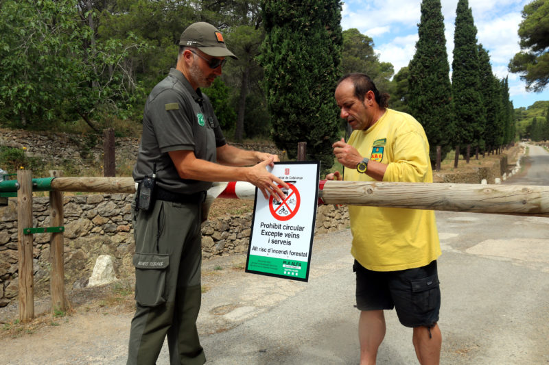 Un agent rural i un ADF posant un cartell informatiu sobre el tancament dels accessos al parc natural del Montgrí a l&#039;Estartit Data de publicació: dijous 07 de juliol del 2022, 13:08 Localització: L&#039;Estartit Autor: Xavier Pi