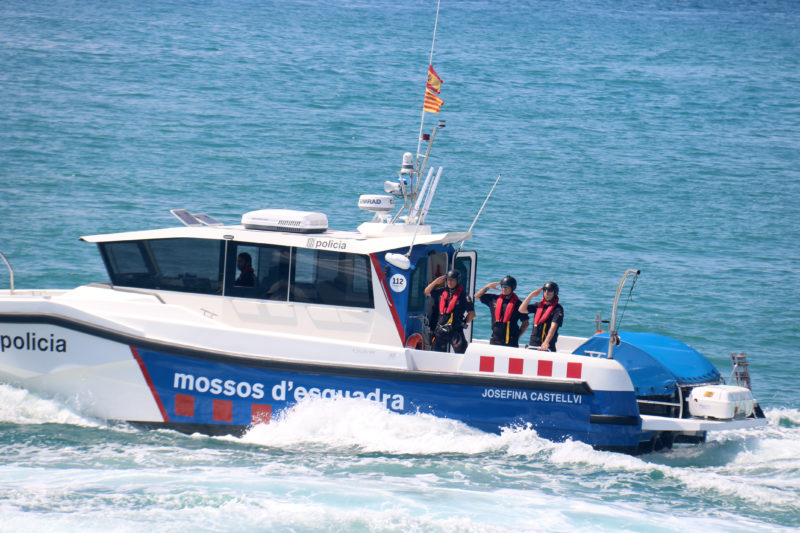 Tres agents de la Unitat de Policia Marítima dels Mossos saluden des de l'embarcació Josefina Castellví - Albert Segura