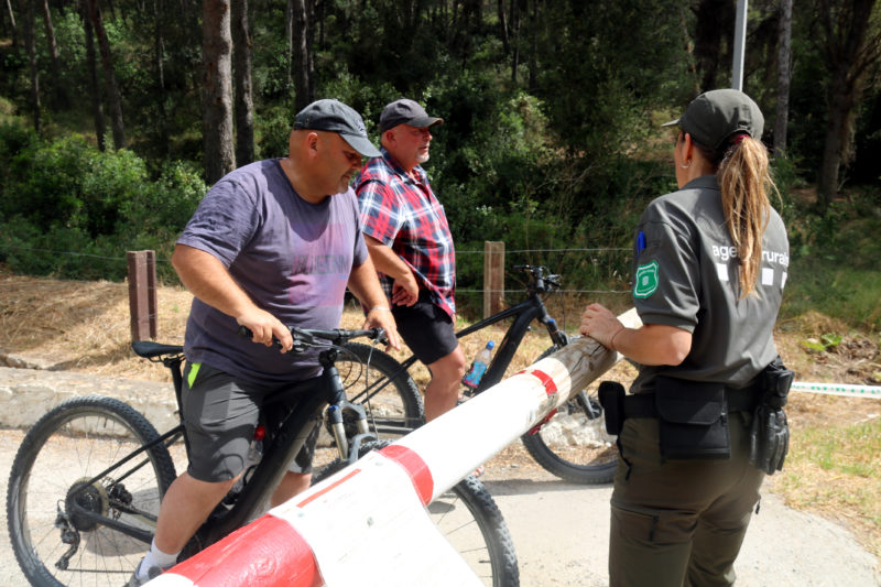 Un agent rural informant un grup de ciclistes que no es pot entrar al parc natural del Montgrí arran de l&#039;elevat risc d&#039;incendi i l&#039;activació del nivell 3 del Pla Alfa Autor: Xavier Pi/ACN