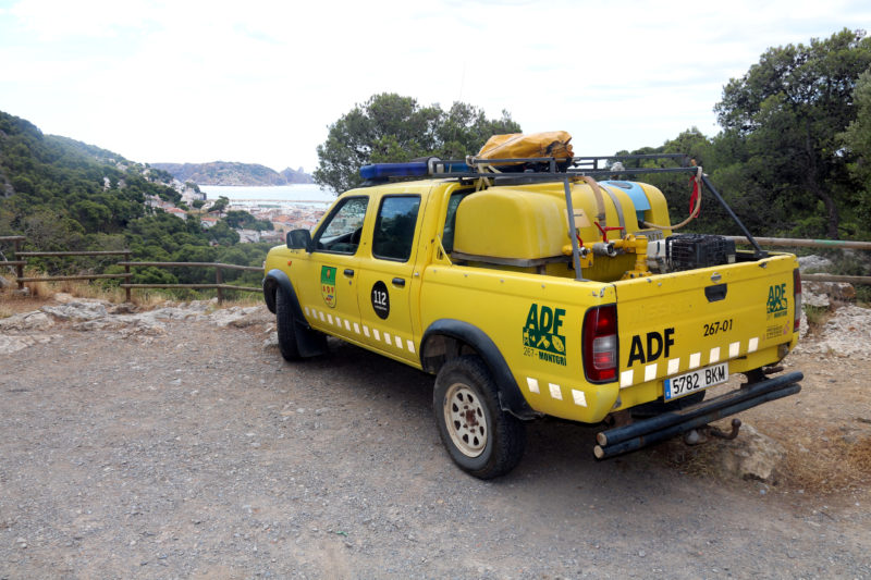 Un vehicle d&#039;ADF i al fons, l&#039;Estartit; aquest és un dels accessos al parc natural del Montgrí que s&#039;ha tancat arran de l&#039;elevat risc d&#039;incendi Data de publicació: dijous 07 de juliol del 2022, 13:08 Localització: L&#039;Estartit Autor: Xavier Pi
