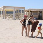 SOS Costa Brava denuncia que s’ha modificat sense permís part de la platja protegida de Pals per posar-hi una guingueta Una família davant la nova guingueta de la platja de Pals, instal·lada a prop de Ràdio Liberty Data de publicació: diumenge 10 de juliol del 2022, 08:30 Localització: Pals Autor: Ariadna Reche