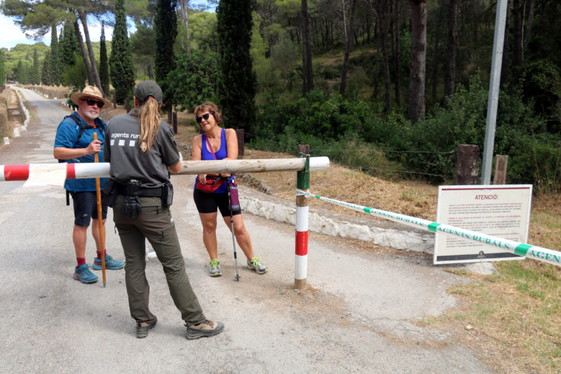 Una agent rural informant dos excursionistes que no es pot entrar al parc natural del Montgrí arran de l&#039;elevat risc d&#039;incendi i l&#039;activació del nivell 3 del Pla Alfa Data de publicació: dijous 07 de juliol del 2022, 13:08 Localització: L&#039;Estartit Autor: Xavier Pi