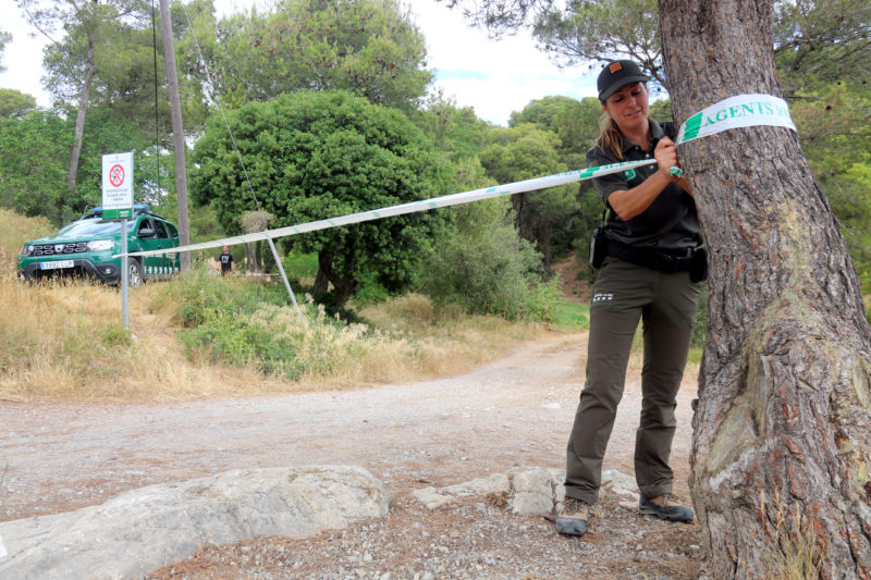 Una agent rural posant una cinta que impedeix el pas de vehicles en un dels accessos del parc natural del Montgrí Data de publicació: dijous 07 de juliol del 2022, 13:08 Localització: L&#039;Estartit Autor: Xavier Pi