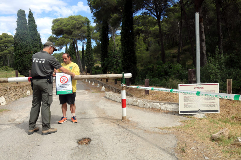 Un agent rural i un ADF col·locant un cartell on s&#039;informa de la prohibició de pas en un dels accessos al parc natural del Montgrí a l&#039;Estartit Data de publicació: dijous 07 de juliol del 2022, 13:08 Localització: L&#039;Estartit Autor: Xavier Pi