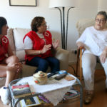 Més de 800 trucades i visites a la gent gran de les comarques gironines per prevenir els efectes de l’onada de calor