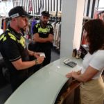 Palamós impulsa una campanya per potenciar la seguretat Agents de la Policia Local de Palamós visitant els comerços del municipi durant aquesta campanya informativa