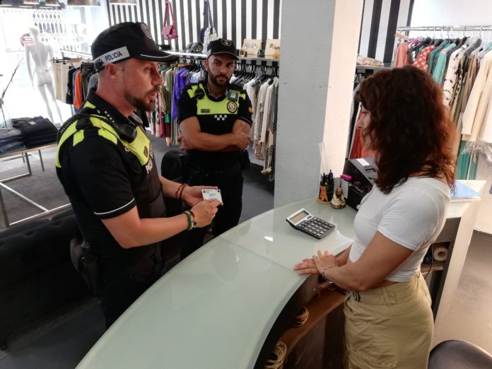 Agents de la Policia Local de Palamós visitant els comerços del municipi durant aquesta campanya informativa
