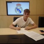 El begurenc Erik Vázquez jugarà la pròxima temporada al Reial Madrid Erik Vázquez firmant el contracte amb el Real Madrid
