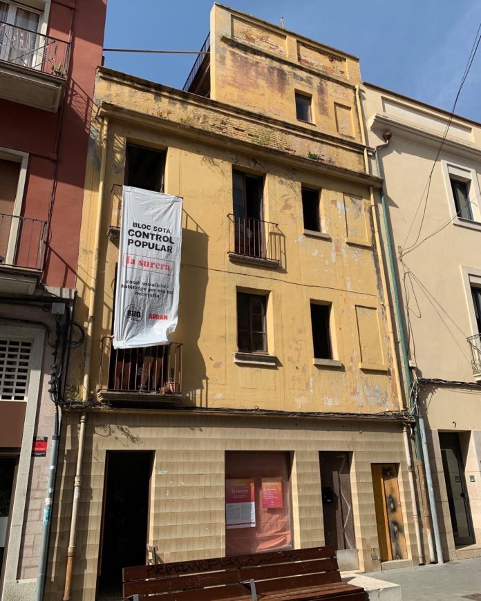 Edifici ocupat de la Surera a Sant Feliu de Guíxols - Imatge cedida pel Sindicat d'Habitatge Guíxols