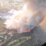 Els Bombers declaren extingit l’incendi de Castell d’Aro Imatge aèria de l'incendi de Castell d'Aro per part dels Bombers