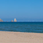 Projecten un quart parc eòlic marí al golf de Roses, el més gran, amb 1.200 MW de potència Recreació de com es veuran els molins de vent del Parc Tramuntana des de l'Estartit i les Illes Medes - Imatge cedida