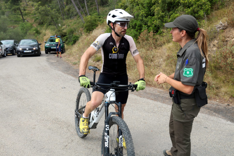 Una agent rural informant un ciclista que no es pot entrar al parc natural del Montgrí arran de l&#039;elevat risc d&#039;incendi i l&#039;activació del nivell 3 del Pla Alfa Data de publicació: dijous 07 de juliol del 2022, 13:08 Localització: L&#039;Estartit Autor: Xavier Pi
