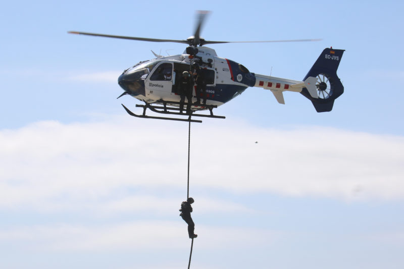 Un agent dels GEI baixa d'un helicòpter durant la presentació de la consolidació de la Unitat de Policia Marítima del cos - Albert Segura/ACN
