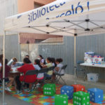 La biblioteca de Palamós surt al carrer les tardes d’estiu amb l’activitat Biblioplaça