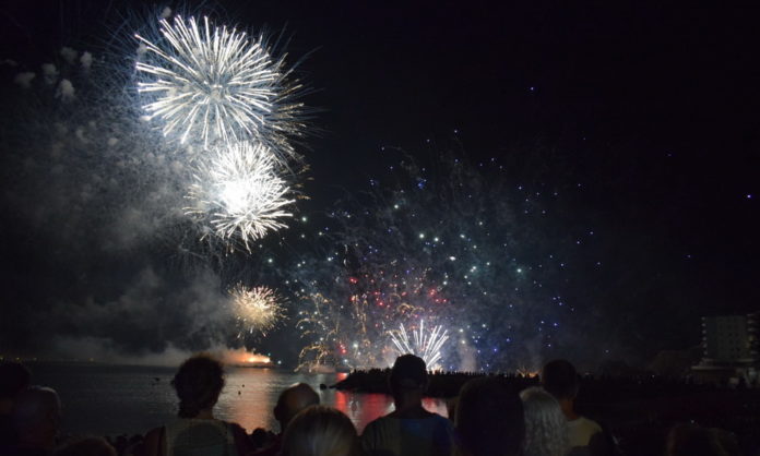 privat:-l’ajuntament-de-sant-feliu-posa-autocars-gratuits-per-veure-els-focs-artificials-de-festa-major