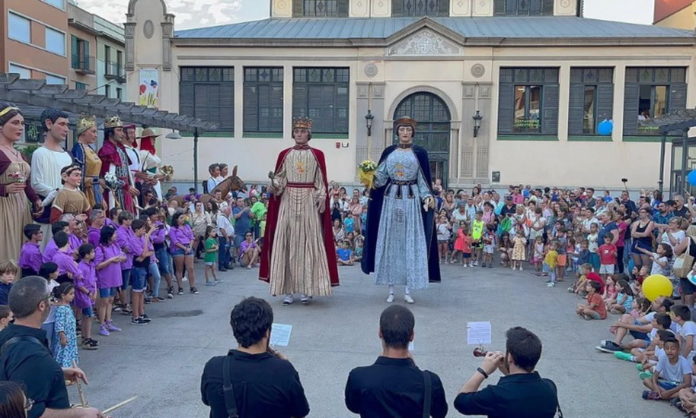privat:-la-colla-gegantera-ganxona-acompanyara-a-la-cobla-la-principal-del-llobregat-en-la-ballada-d’estiu-d’aquesta-nit