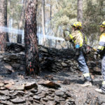 Els Bombers remullen l’incendi de les Gavarres, preocupats per la calor però també per si hi ha tempesta seca a la tarda