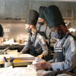 Alguns dels cuiners del restaurant Bo.TiC treballant a la cuina - Imatge de Gerard Escaich Folch