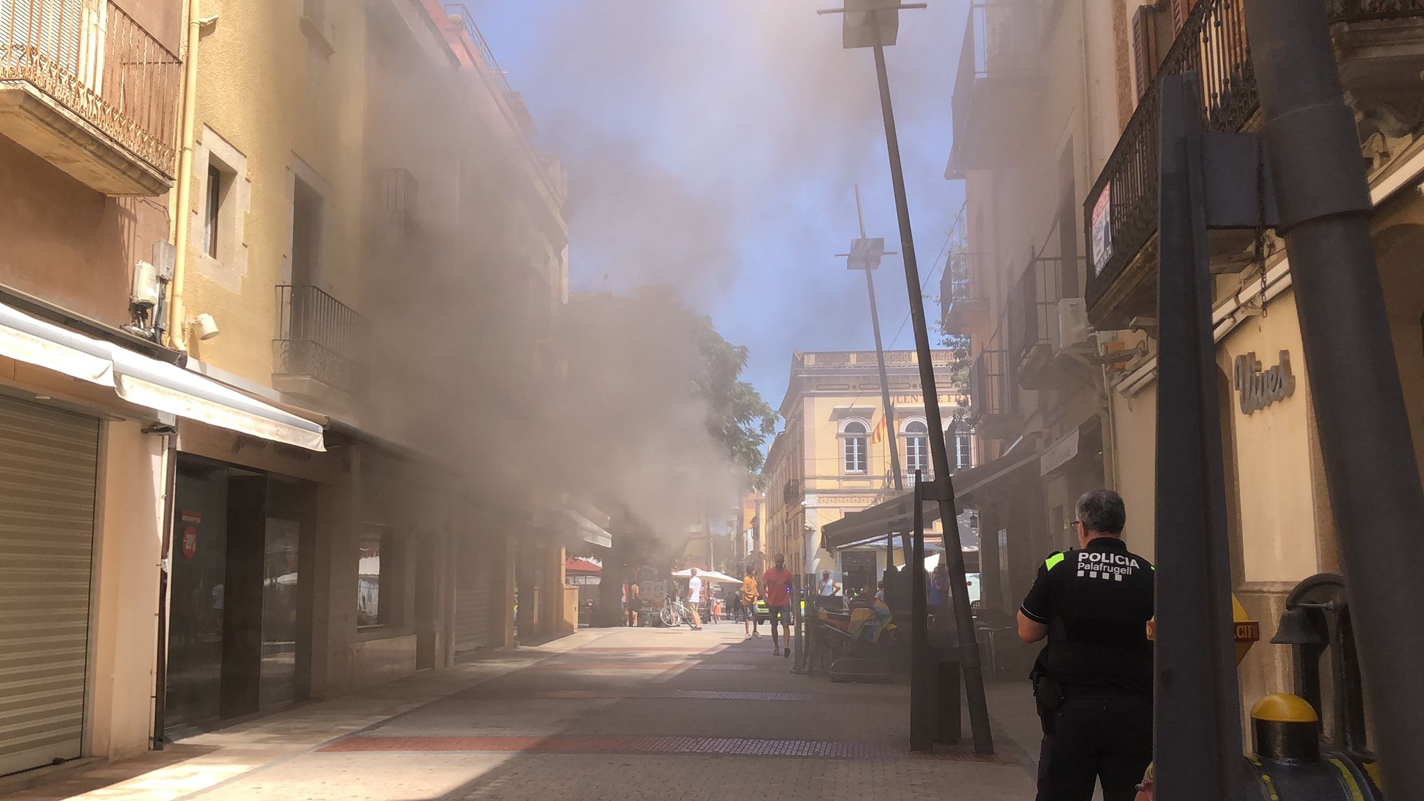 El fum que sortia de la botiga Calma House abans que arribessin les forces de seguretat al centre de Palafrugell | Imatge d'Anna Salvadó
