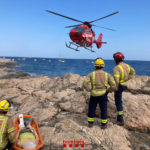 Els Bombers rescaten una dona accidentada a la cala d’en Roig, a Tamariu Bombers a la cala d'en Roig a Tamariu
