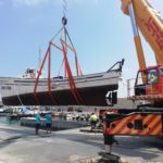 Les Barques del Peix, del Museu de la Pesca, surten de l’aigua per a realitzar tasques de conservació La barca Gacela en el procés d'ubicació al port Marina Palamós