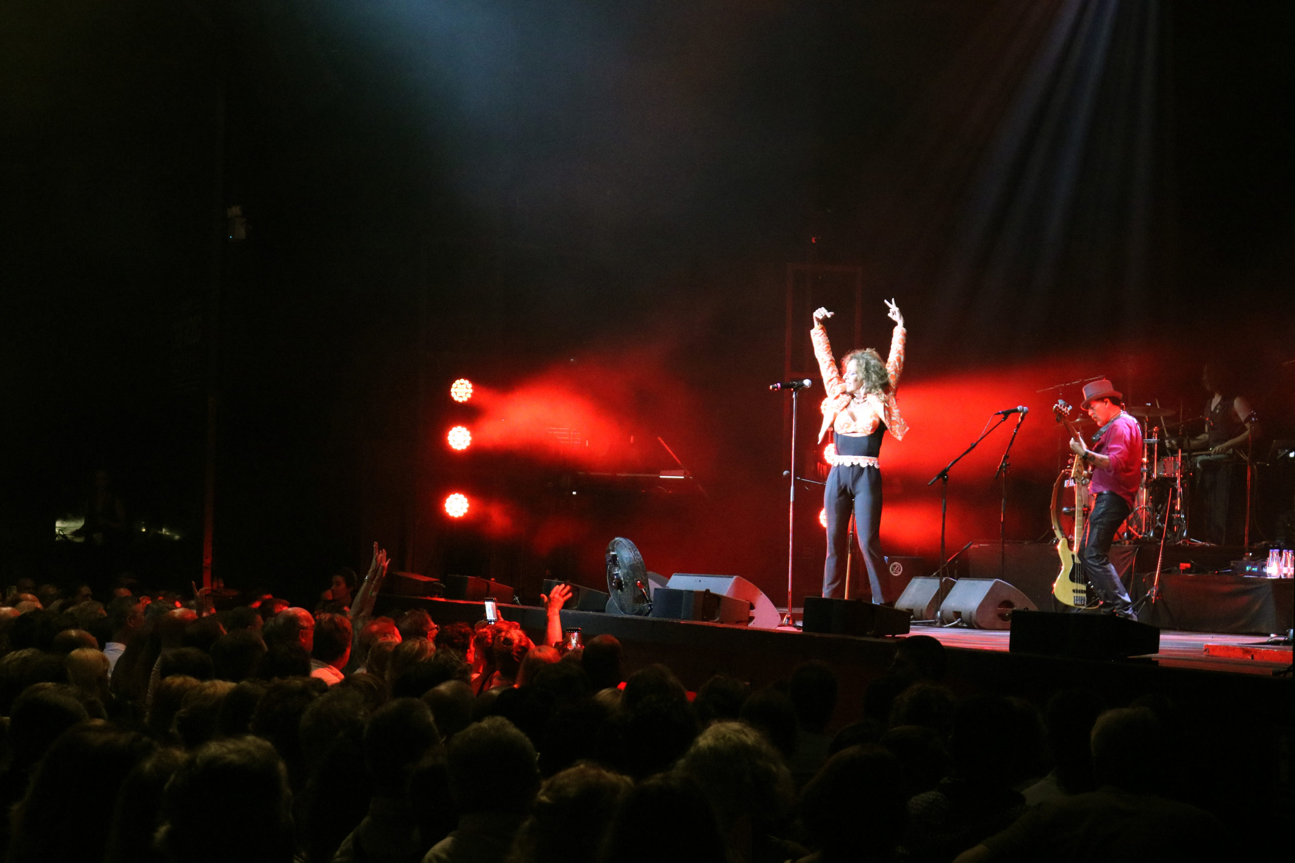 La cantant Rosario Flores durant la seva actuació a Cap Roig el 3 d'agost del 2022 - Imatge de Gerard Escaich Folch