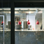 La cuina del restaurant Bo.TiC vista des del menjador – Imatge de Gerard Escaich Folch