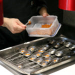 Preparant l’elaboració d’un plat del restaurant Bo.TiC – Imatge de Gerard Escaich Folch