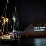 SOS Costa Brava sorprèn durant els focs artificials de Sant Feliu de Guíxols L'entitat ecologista SOS Costa Brava projecta un missatge a Sant Feliu de Guíxols pel seu 4t aniversari
