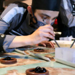 Un dels cuiners preparant les postres al restaurant Bo.TiC – Imatge de Gerard Escaich Folch