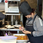 Una cuinera prepara un plat del restaurant Bo.TiC – Imatge de Gerard Escaich Folch