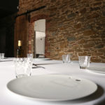 Una taula preparada per rebre els comensals al restaurant Bo.TiC - Imatge de Gerard Escaich Folch