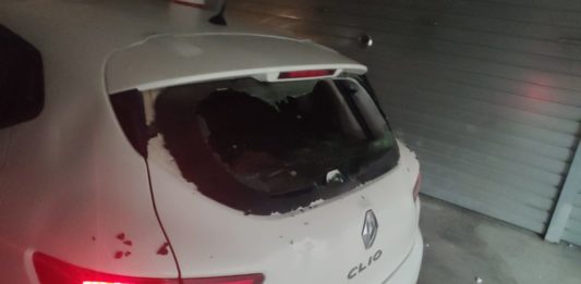 Un cotxe amb el vidre del darrere trencat a causa de la calamarsa que ha caigut al Baix Empordà aquest dimarts 30 d'agost