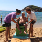 Una empresa de Palamós, la primera de la Costa Brava en oferir paddle surf per a persones amb mobilitat reduïda