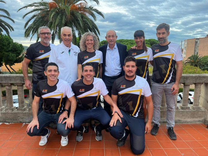 Membres de l'equip de l'Ajuntament que participarà a l'Oncotrail, acompanyats de Joan Vigas, alcalde de Palafrugell, i Isidre Tenas, regidor d'Esports