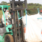 Els veïns del Baix Empordà comencen a portar les uralites destrossades per la pedregada a la deixalleria Un operari mou una saca amb restes de fibrociment en la zona habilitada pel Consell Comarcal del Baix Empordà Data de publicació: dimecres 07 de setembre del 2022, 10:25 Localització: La Bisbal d'Empordà Autor: Aleix Freixas