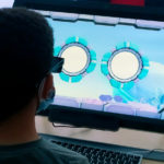 Una òptica de la Bisbal d’Empordà posa en marxa un sistema d’avaluació visual en 3D i intel·ligència artificial Un nen prova el sistema d'entrenament visual - Imatge via ACN